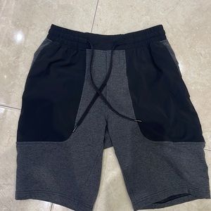 Lululemon men’s gray lined shorts with pockets size small